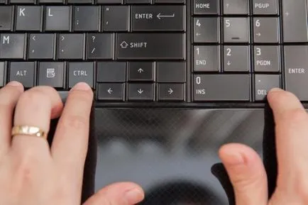 Hogyan kell újraindítani a laptop segítségével a gombokat a billentyűzeten, ha lógott, csökkentett módban, ha
