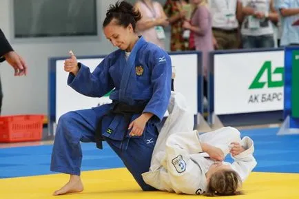 Hogyan talál egy kényelmes kimonó számára judo a tanácsot (a) Hogyan talál egy kényelmes kimonó számára judo tippjeinket
