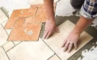 Hogyan tegyük egy cserép a fa padló különböző módokon