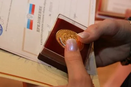 Hogyan juthat el az aranyérmet az iskolában, és mit kell tenni, ami belépő (aranyérmet iskola megszerzésének feltételeit 2015 +, hogyan lehet az arany + for + iskola, így a támogatások + + felvételi szüksége, milyen előnyökkel +, aki kapja 2015) Hogyan juthat el az aranyérmet az iskolában, és mit kell tenni, ami felvételi