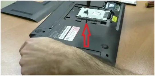 Hogyan tegyük egy második merevlemezt a laptop helyett az optikai meghajtó (drive) Hogyan tegyük egy második merevlemezt a laptop helyett az optikai meghajtó