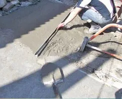 Hogyan kell helyesen és biztonságosan öntsük beton udvaron kezével