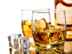Hogyan whiskyt ivott snack, hogyan kell alkalmazni a ragasztószalagot, amelyek zavarják (ital) Hogyan whisky snack, hogyan kell alkalmazni szalag, mi akadályozta