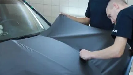 Hogyan ragasztó a vinyl fólia (carbon) az autó (jobbra) Hogyan ragasztó a vinyl fólia (carbon) az autó