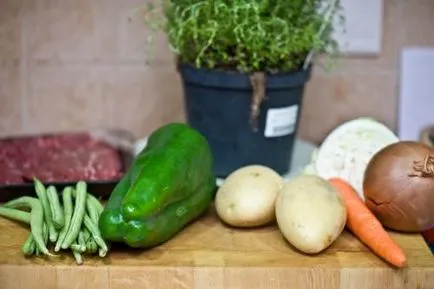 Főzni párolt burgonya cukkini, zöldség, csirke vagy hús