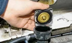 Ahogy öblítés motorhűtő radiátor, anélkül, hogy távolítsa el (a motor hűtőt) Ahogy öblítés motorhűtő radiátor eltávolítása nélkül