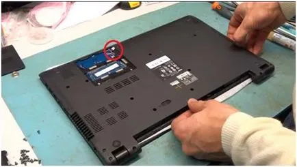 Hogyan szétszedni laptop Acer Aspire v5-571
