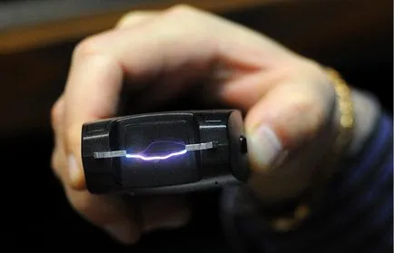 Hogyan készítsünk egy Taser kezével a hazai oktatás képekkel, diagramokkal és video (kezével) Hogyan készítsünk egy Taser kezével a hazai oktatás képekkel, diagramokkal és videó