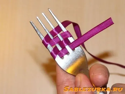 Hogyan készítsünk egy kettős orr villával (íj) Hogyan készítsünk egy kettős orr villát