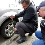 Hogyan változtassuk meg a kereket egy autó Hogyan változtassuk meg a kereket egy autó