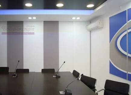 Hogyan lehet elrejteni a mennyezeten párkány