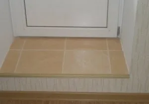 Hogyan, hogy a küszöböt az erkélyen a erkélyajtó csempe, műanyag rétegelt, fotók