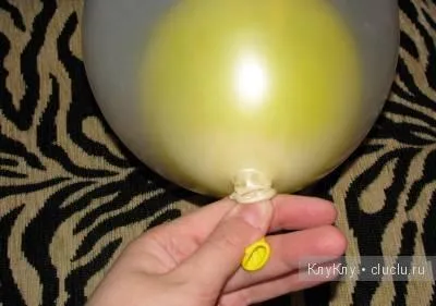 Hogyan készítsünk egy meglepetés labdát a kezét