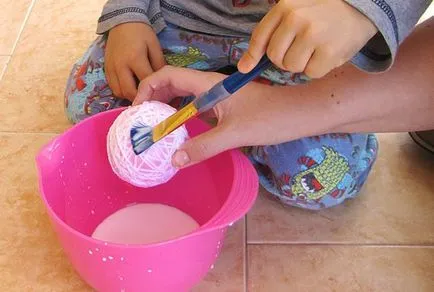 Hogyan készítsünk egy labdát a fonal és ragasztó a saját kezét