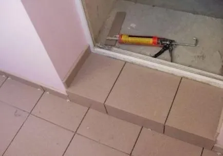 Hogyan, hogy a küszöböt az erkélyen a erkélyajtó csempe, műanyag rétegelt, fotók