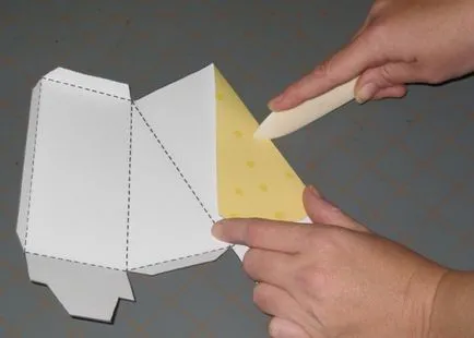 Hogyan készítsünk egy tortát egy meglepetés a papírt a kezét