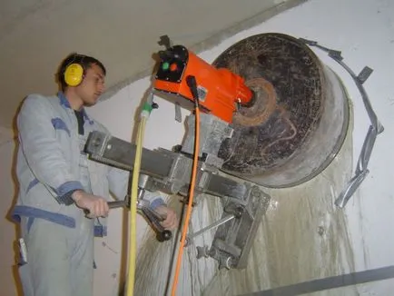 Hogyan kell fúrni betonfal fúró tartalmaz egy vibrációs konkrét