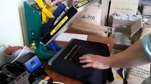 Hogyan lehet eltávolítani a ruhákból címke mintás megszabadulni nyomatok (matrica) Hogyan lehet eltávolítani a ruházati címke egy képet megszabadulni nyomatok