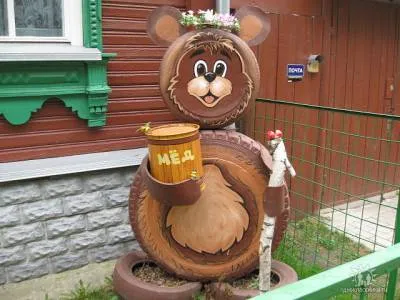 Hogyan díszítik az udvaron kezével