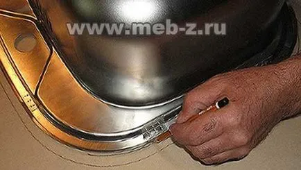 Hogyan vágott egy lyukat a pulton a mosogató
