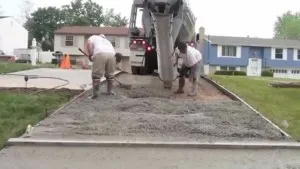 Hogyan öntsük a beton udvaron a kezét és a jobb