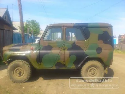 Camouflage UAZ autó kezével