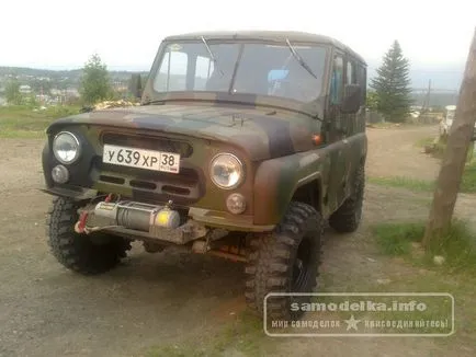 Camouflage UAZ autó kezével