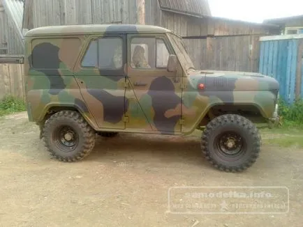 Camouflage UAZ autó kezével