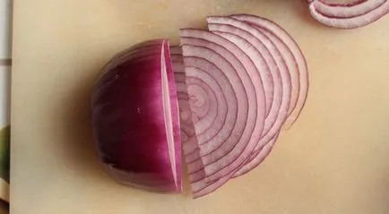 Burgonyát és a hagymát a kemencében (körülbelül vastag szeletekre) Burgonyát és a hagymát a sütőben