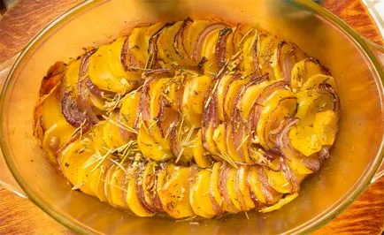 Burgonyát és a hagymát a kemencében (ételek burgonya) Burgonyát és a hagymát a sütőben