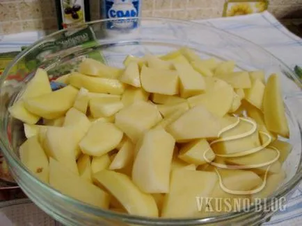 Burgonya fűszerekkel, sült a kemencében - a recept egy fotó