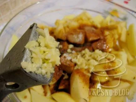 Burgonya fűszerekkel, sült a kemencében - a recept egy fotó