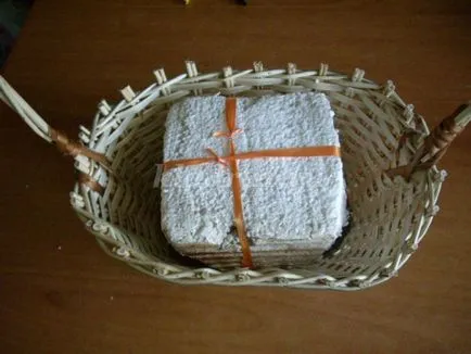 Összetételét a virágok a kosárba a kezével (kéz) Összetételét a virágok a kosárban kezével