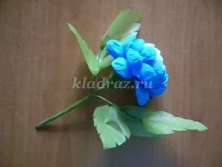 Összetételét a virágok a kosárba a kezével (inspiráció) Összetételét a virágok a kosárban kezével