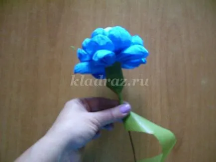 Összetételét a virágok a kosárba a kezüket (saját) Összetételét a virágok a kosárban kezével