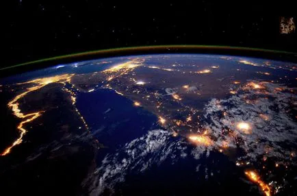 Cosmos közel van a valódi képek a Mars, a Szaturnusz és a Nap