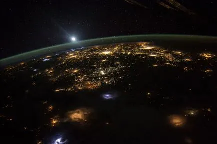 Cosmos közel van a valódi képek a Mars, a Szaturnusz és a Nap