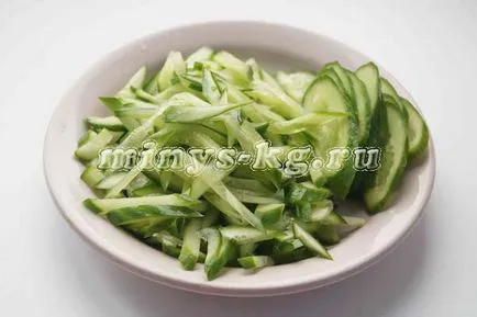Saláta csirkemellel és friss uborka, diéta receptjét (csirke) Saláta csirkemellel és friss uborka, diéta recept