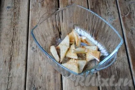 Saláta krutonnal, paradicsom és uborka - a recept egy fotó