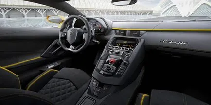 Coupe Lamborghini Aventador s volt polnoupravlyaemym