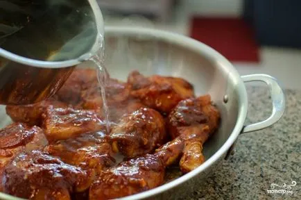Csirke párolt hagymát és a sárgarépát - lépésről lépésre recept fotók a (élelmiszer) Csirke párolt hagymát és a sárgarépát - lépésről lépésre recept fotók