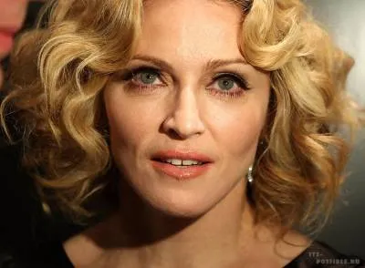 Madonna Plasztikai Sebészet - Plasztikai - Kiadó - műanyag test