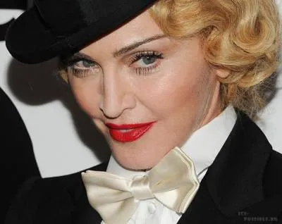 Madonna Plasztikai Sebészet - Plasztikai - Kiadó - műanyag test