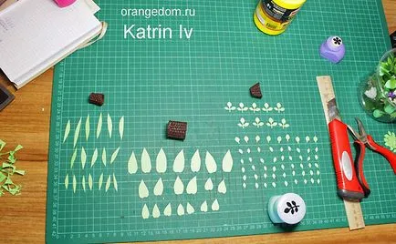 Miniatűr virágok fonott cserépben babaház