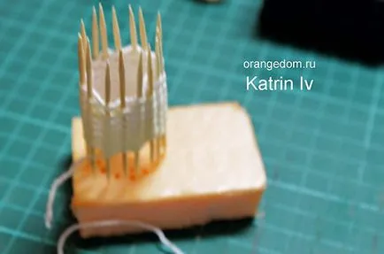 Miniatűr virágok fonott cserépben babaház