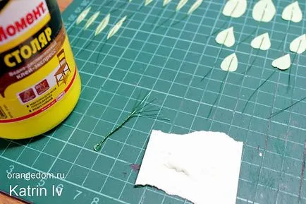 Miniatűr virágok fonott cserépben babaház
