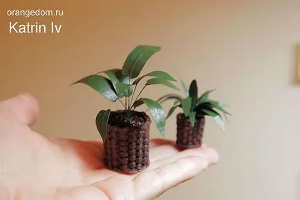 Miniatűr virágok fonott cserépben babaház