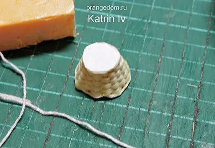 Miniatűr virágok fonott cserépben babaház