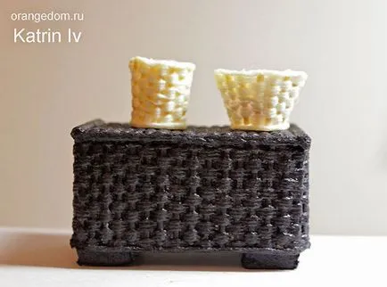 Miniatűr virágok fonott cserépben babaház