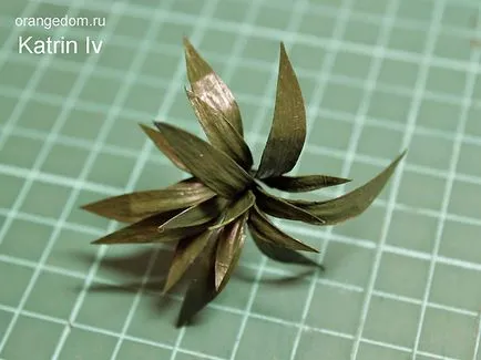 Miniatűr virágok fonott cserépben babaház